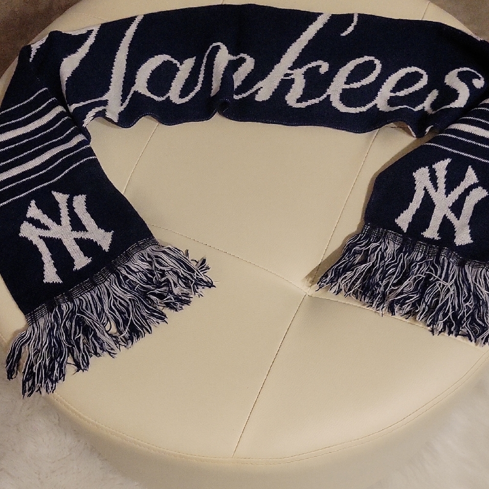 Yankees Navy and White Scarf